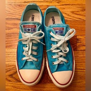 Super cute turquoise canvas Converse sneakers, size 7.5 in amazing condition!